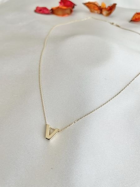 Taşsız V Harf Kolye
